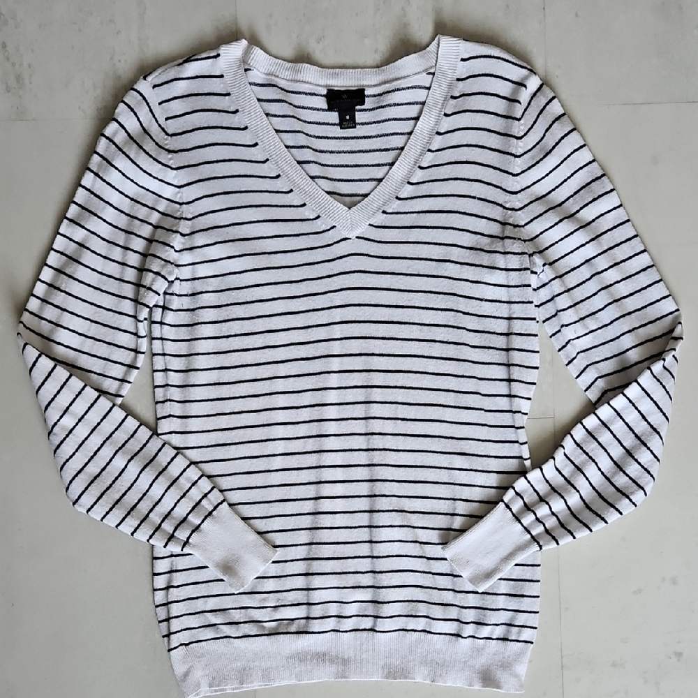 Worthington Black and White Vneck pullover sweater